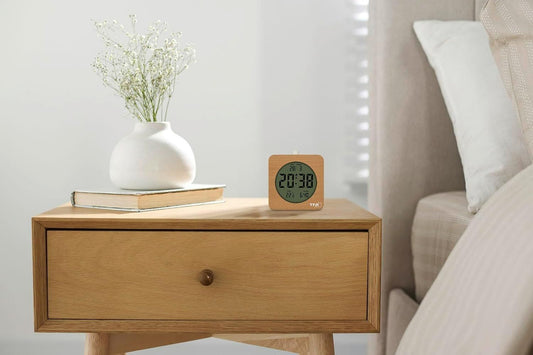 TFA Digitalwecker Holz mit Temperaturanzeige – Bild 2